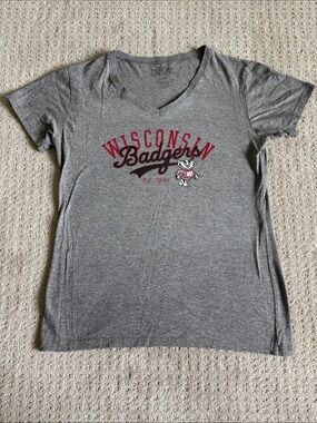 Wisconsin Badgers Gray V-Neck Tee Women’s Size Large